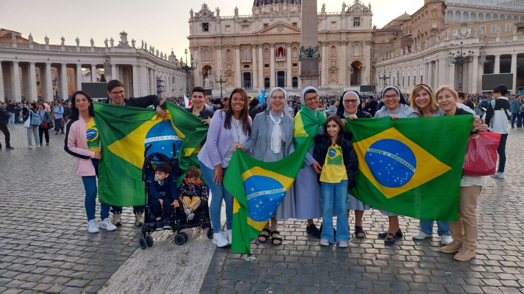 Beneditinas da Divina Providência acompanham anúncio do novo Papa na Praça São Pedro